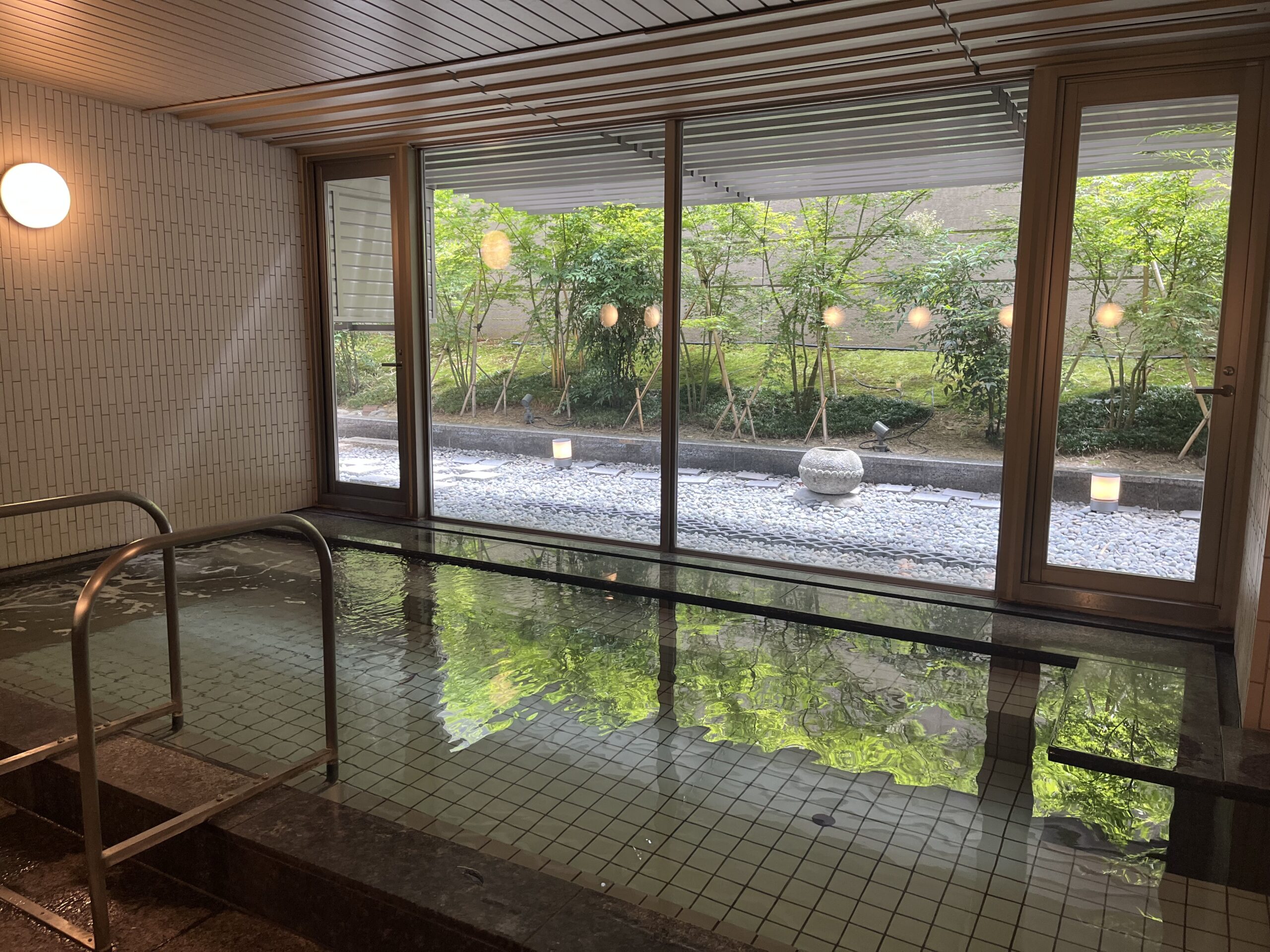 Japanese bath - Onsen with view of exterior garden.