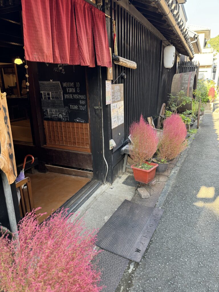 Fall colors of Wakayama street.